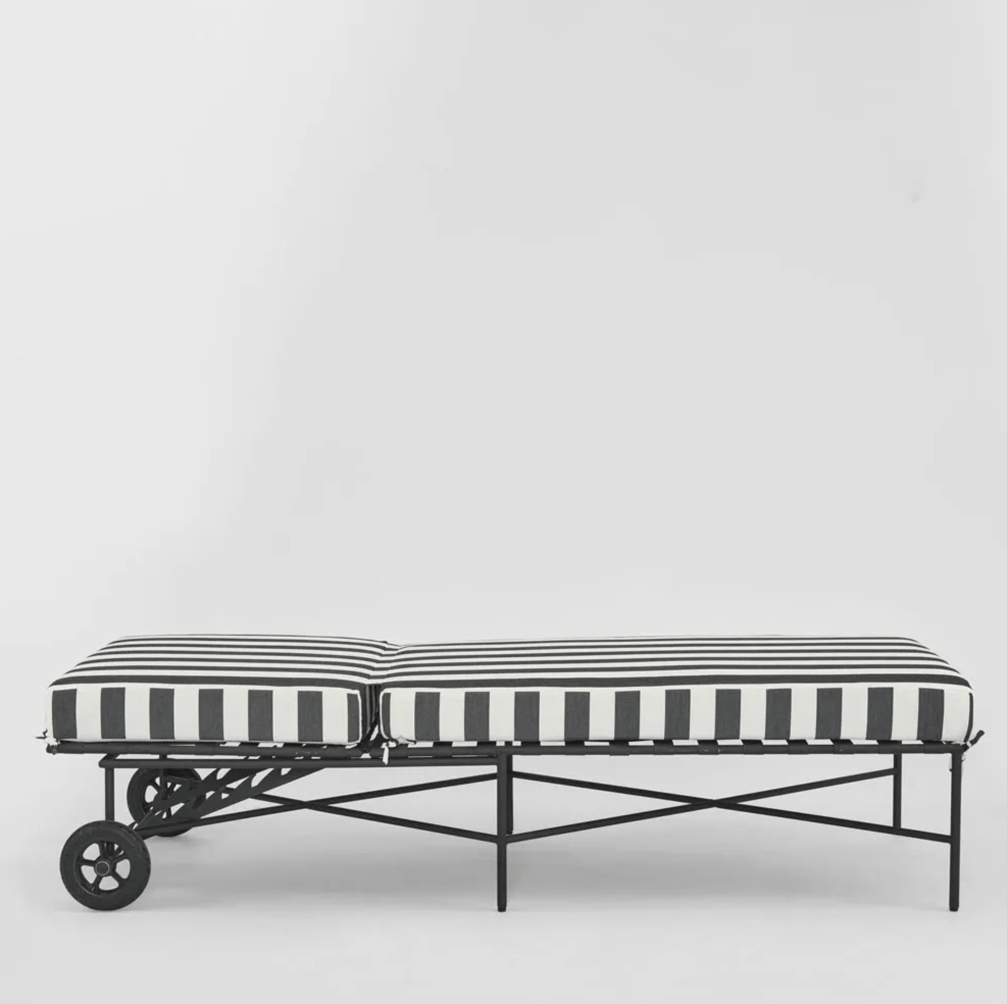 Harolds Signature Sun Lounge - Black and White Stripe