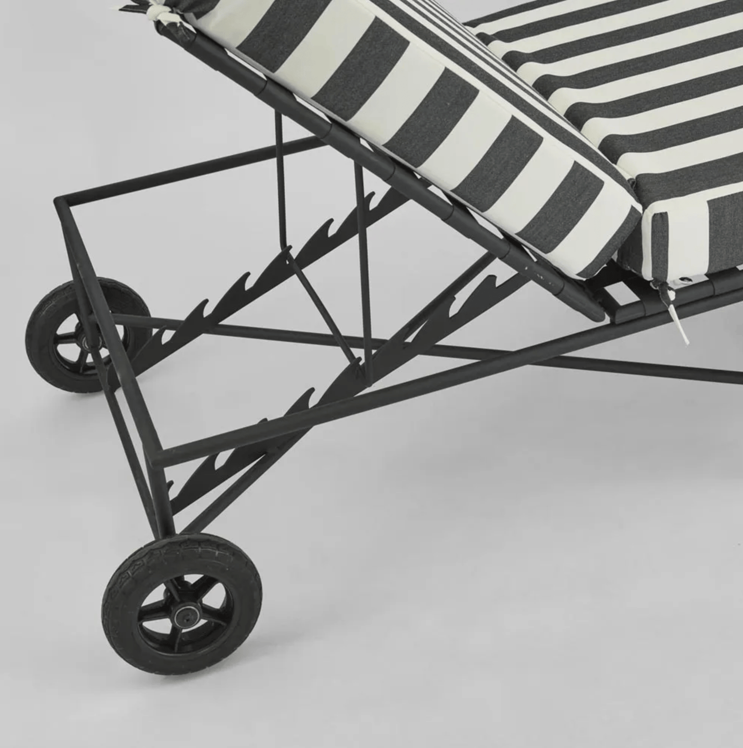 Harolds Signature Sun Lounge - Black and White Stripe