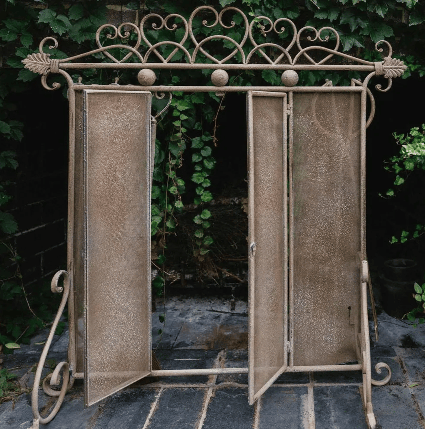 Amour Firescreen with Tools - Gold