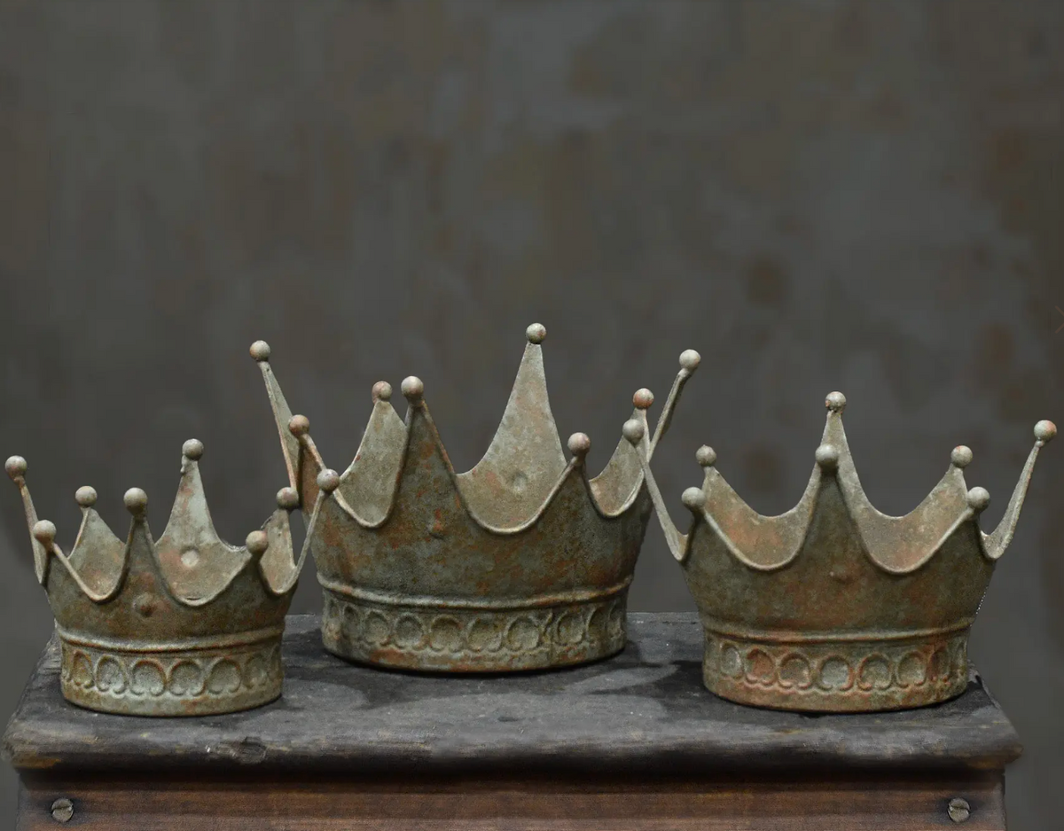 Crown Dish set of three in Oxido finish showing Small, Medium and Large size progression