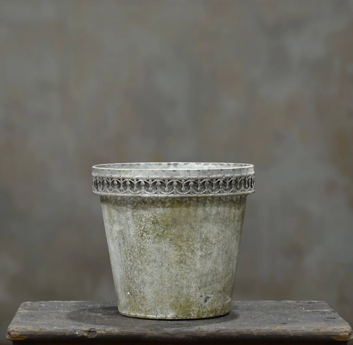 Tin flower pot with decorative rolled lip